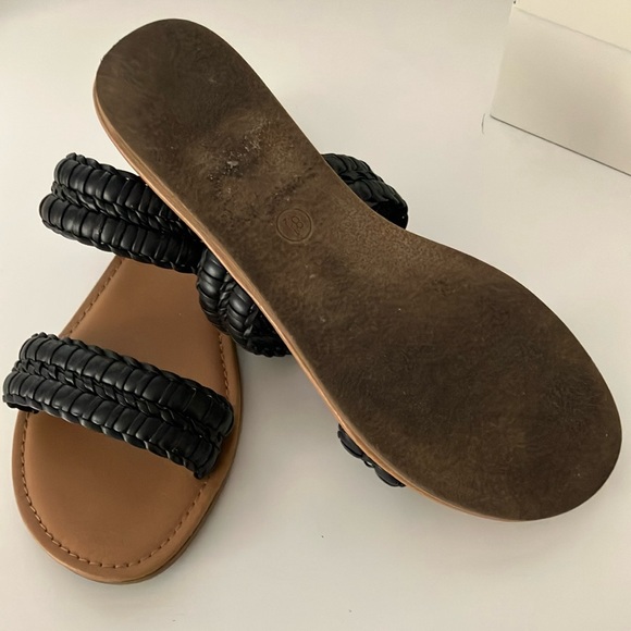 Universal Thread Black and Brown Sandals with Textured Straps - Picture 4 of 6
